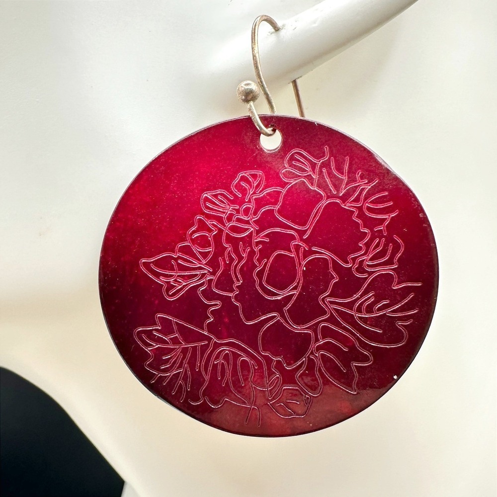 VTG Red Classic Modern Etched Engraved Floral Dyed Shell Disc Dangle Earrings